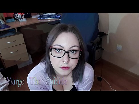 ❤️ Секси девојка со наочари длабоко го цица дилдото на камерата ❤❌ Ебате видео  кај нас